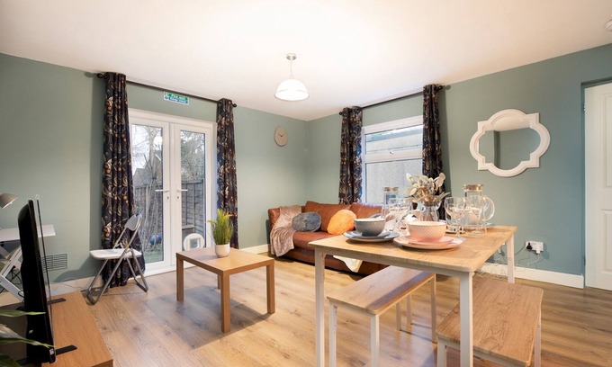 Woodcote Appartement | Pass the Keys | Stylish Flat with Free Parking