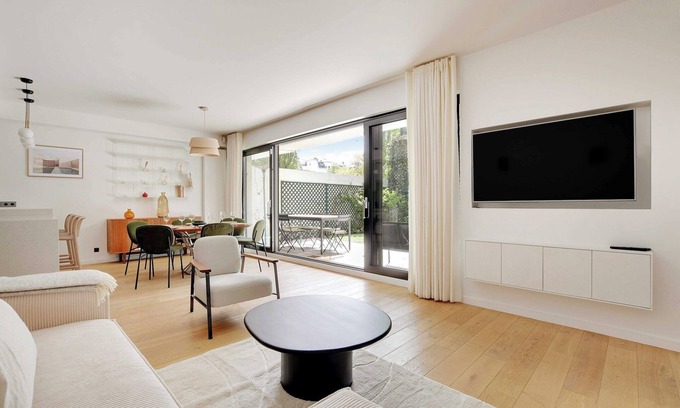 16th Arrondissement Appartement | Passy / Eiffel Tower - Amazing 2BR with garden