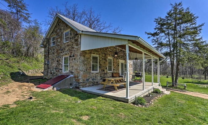Hellertown Maison | Patio and Fire Pit Idyllic Cottage in Hellertown!