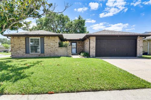 Pearland Maison | Patio, Fire Pit and Yard Family Home in Pearland