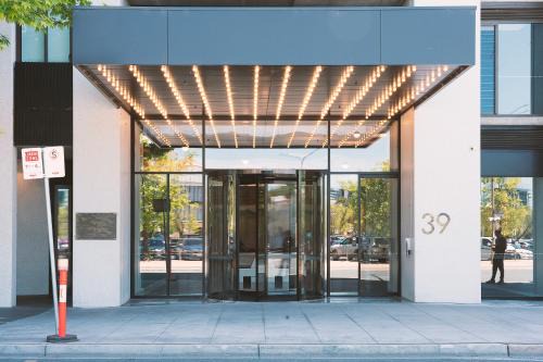 City West Appartement | Patio Mt view 1BR apt in CBD near ANU and museum with free parking and WiFi