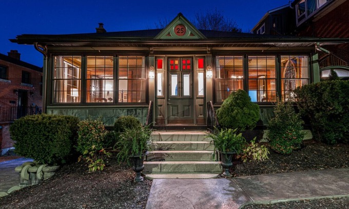 Stratford Appartement | Patio Suite with Sunroom, steps from Tom Patterson by Henry House Stays