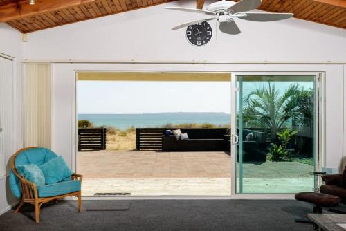 Papamoa Beach Maison | Pats Place on the Beach