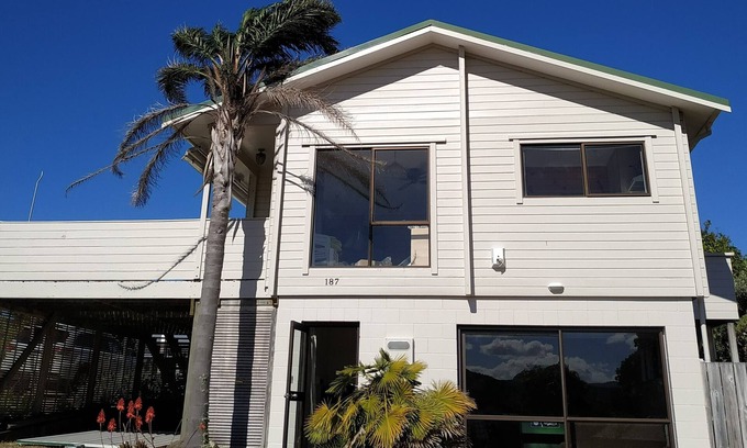 Pauanui Maison | Maison confortable avec vue sur l'estuaire, grande terrasse et pelouse