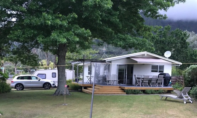 Pauanui Maison | Pauanui Family Bach with sleepout. 7 min walk to beach & shops. Sleeps 7