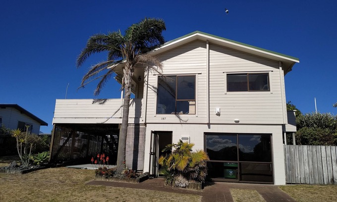 Pauanui Maison | Maison confortable avec vue sur l'estuaire, grande terrasse et pelouse