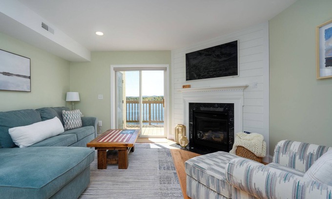 Laconia Copropriété | Paugus Bay Chalet: Newly Renovated Condo with Prime Lake Winni Location!