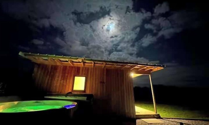 Paulton Cabine | Paulton - Sleeps 2 - PetFriendly - HotTub - Garden