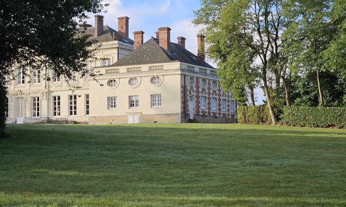 Craon Autre | Gîte dans l'aile ouest du château de Craon - 15 couchages - piscine et tennis