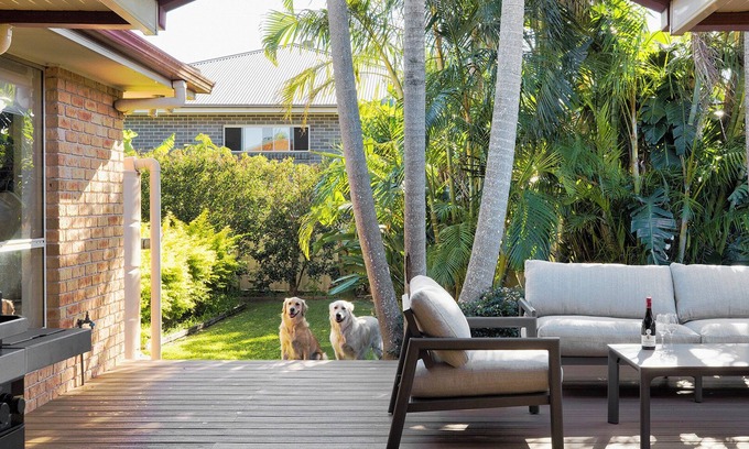 Corlette Maison | Pawprints Pet Friendly 4 bedroom level home only 370m to pet friendly beach