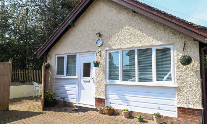Irstead Maison | PAWS-A-WHILE, pet friendly, with a garden in Hoveton & Wroxham
