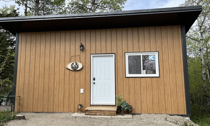 Mountain View Cabine | Payne Lake Wilderness Huts - Moose Tracks