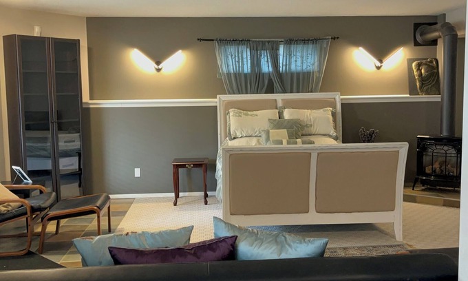 Signal Hill Appartement | Peace of mind property is a Studio with separate entrance and wet bar