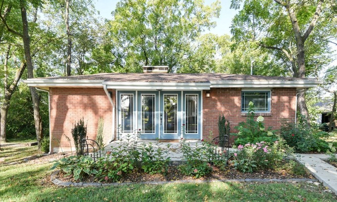 Mountain Grove Maison | Peaceful 1-bedroom guesthouse with fireplace