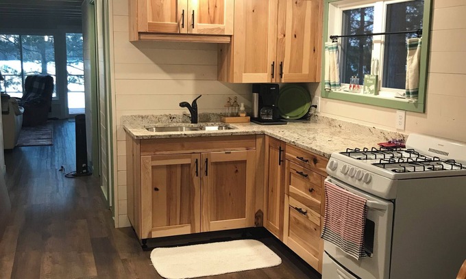 Crow Wing Lake Cabine | Peaceful 2-bedroom cabin with WiFi, AC, at the lake with privacy
