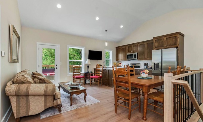 Linn Valley Maison | Peaceful 2-Bedroom Family Cabin-Scenic Views & Great Amenities-Sleeps 6