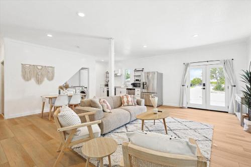 Denton Maison | Peaceful 2BR 1BA Holiday Guest House with Hot Tub