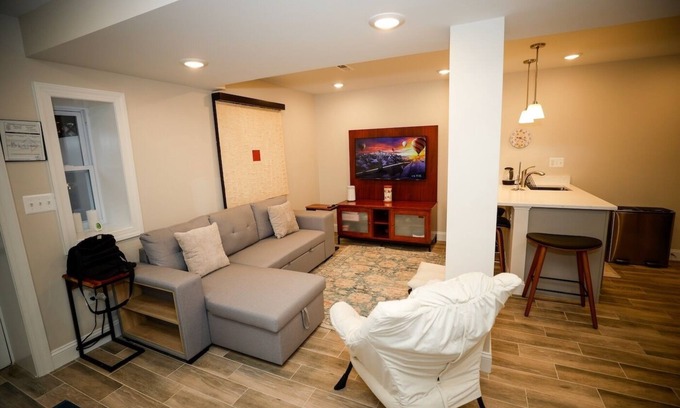 Northwest Appartement | Peaceful 2BR/2BA Retreat Near Downtown DC. Sleeps 5. Walk to bus stop or Metro.