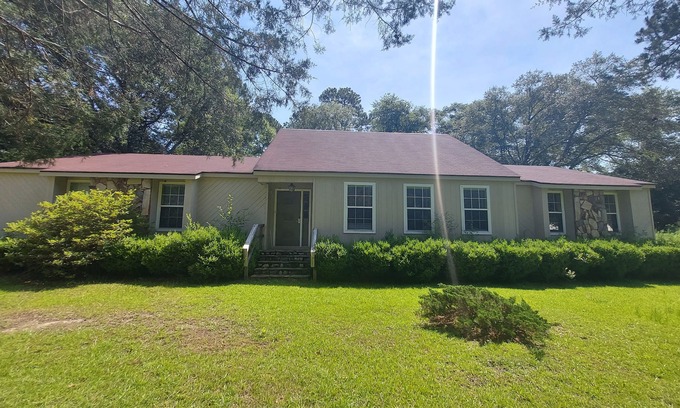 Douglas Maison | Peaceful almost 4 acres pond,sunroom, close to shopping restaurant's Douglas,GA