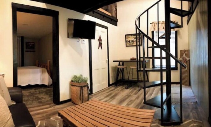 Cortland Autre | Peaceful and Cozy Farmhouse Loft