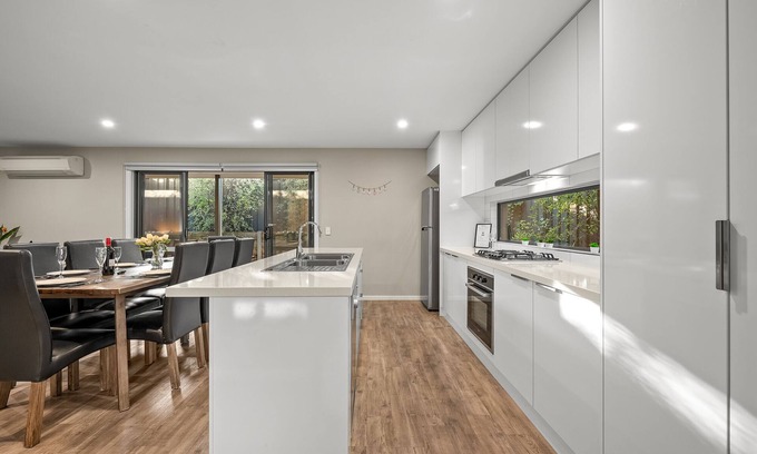 Golden Point Maison | Peaceful and Private Modern Townhouse - Steps from Sovereign Hill & Lake Esmond