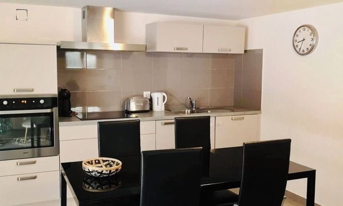 Salinelles Appartement | Appartement paisible avec piscine privée