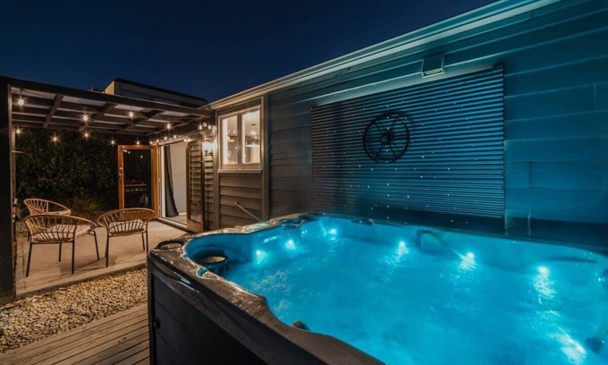 Christchurch Cottage | 🏡 Peaceful City Cottage + Hot Tub 🛁