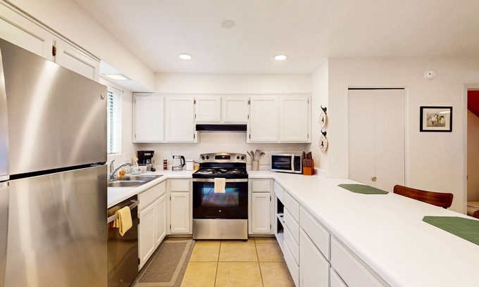 Pinetop Copropriété | Peaceful condo with patio, pool/hot tub, gym, and fireplace