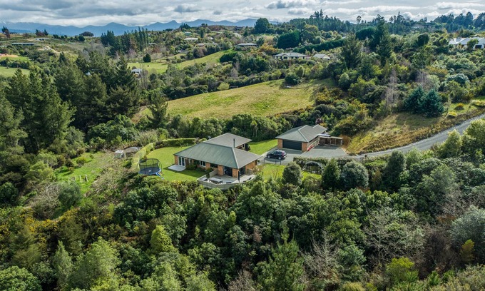 Upper Moutere Maison | Peaceful Country Home with Amazing Views - Near Mapua