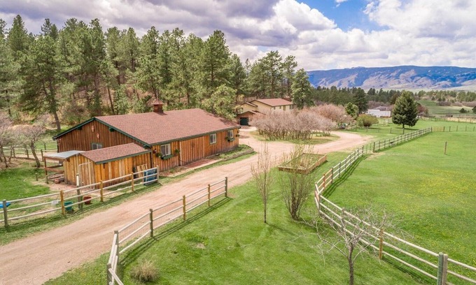 Denver Autre | Peaceful country setting close to city comforts - hot tub and goat family onsite