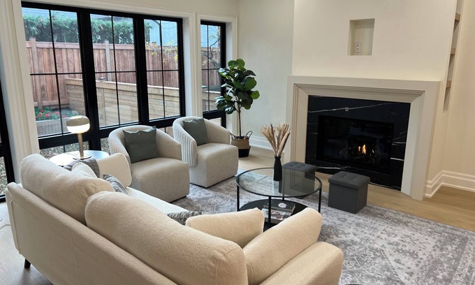 Oakville Maison | Peaceful Downtown Oakville Charming 4 bedroom house with WiFi & AC steps to lake