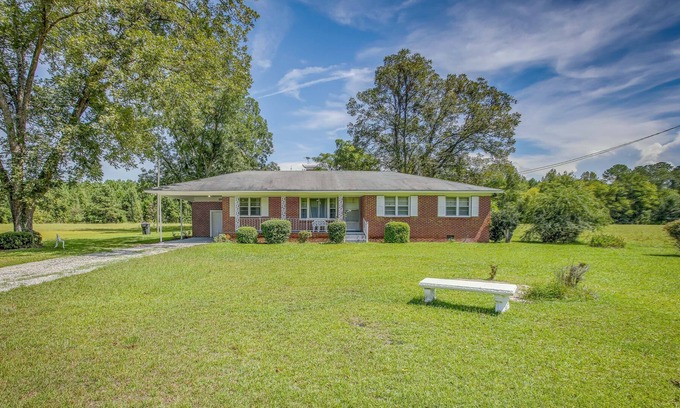 New Zion Maison | Peaceful Effingham Abode w/ Fireplace!