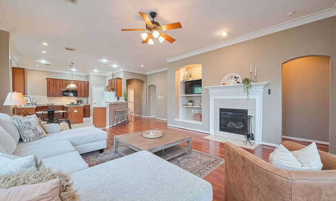 Conroe Maison | Peaceful Exec Home w Office Near Everything
