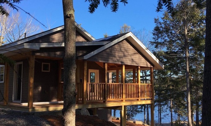 Eddington Cottage | Cottage Maine nouvellement construit avec grand porche grillagé sur le pittoresque étang Hopkins