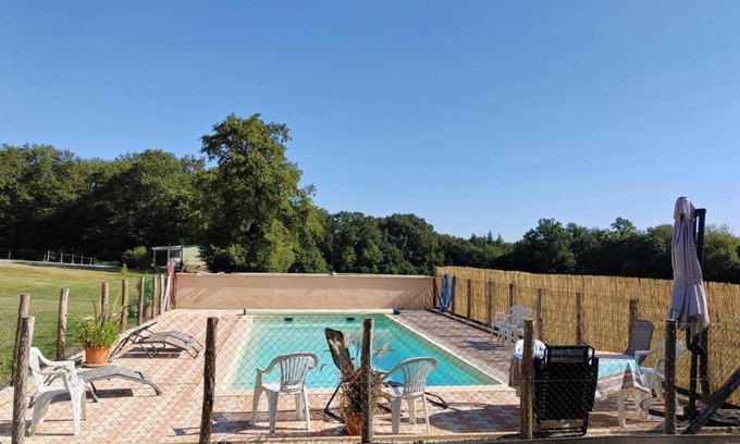Chalais Maison | Escapade Familiale Paisible en Nature avec Piscine Partagée et Activités