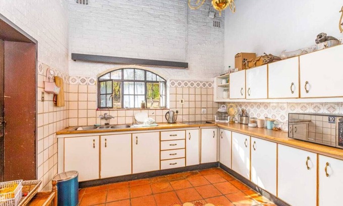 Pretoria Autre | Peaceful Farmhouse Hacienda courtyard, full kitchen, peaceful, nature's haven.
