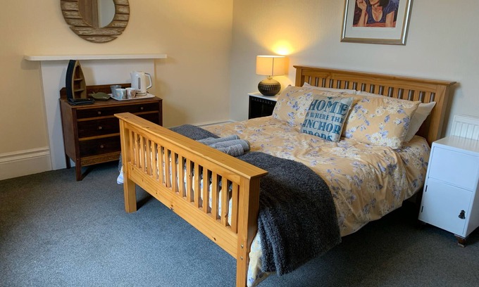 Margate Lit Et Petit-Déjeuner | Peaceful garden view double, ensuite, opposite beach, garden & bike store
