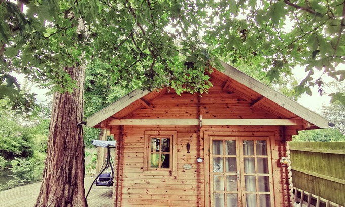Twigworth Cabine | Peaceful gateway to the Cotswolds with Jacuzzi and lake.
