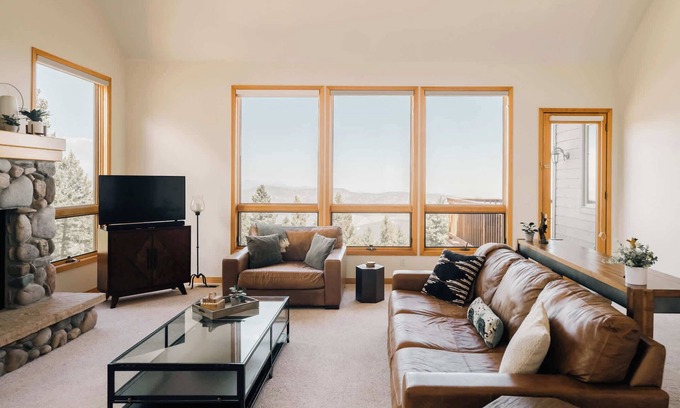 Evergreen Maison | Peaceful Getaway with Hot Tub - Views - Evergreen