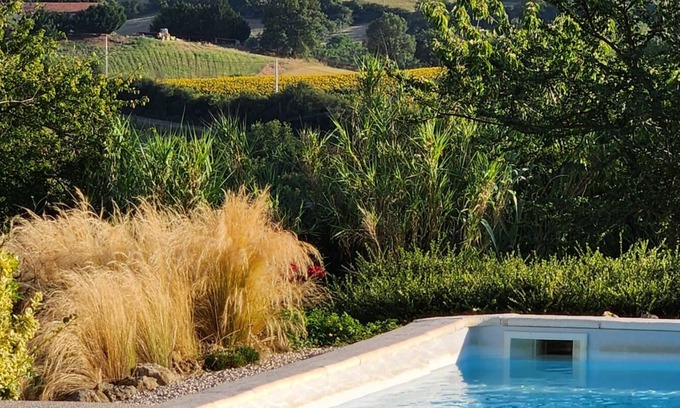 Canens Maison | Peaceful gîte in the heart of nature with large swimming pool and view of the Pyrenees.
