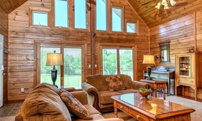 Centerville Cabine | Peaceful Hills Lodge possède une piscine privée et un ruisseau. C'est très propre, paisible et tranquille