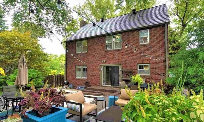 Benson Maison | Peaceful Hillside Retreat, Firepit & Spacious Yard!