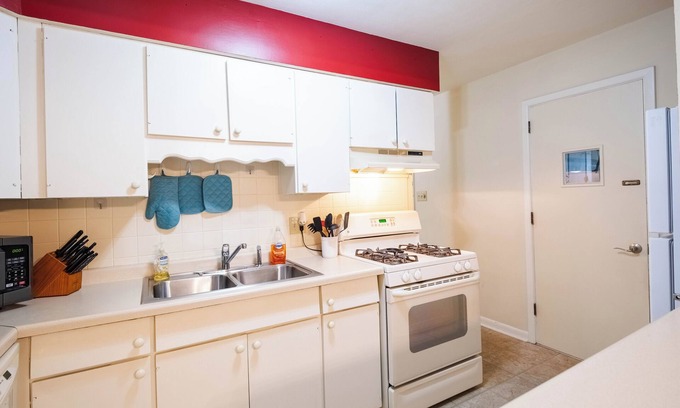 Urbana Maison | Peaceful Home, Near UIUC, King Bed, Quiet Street