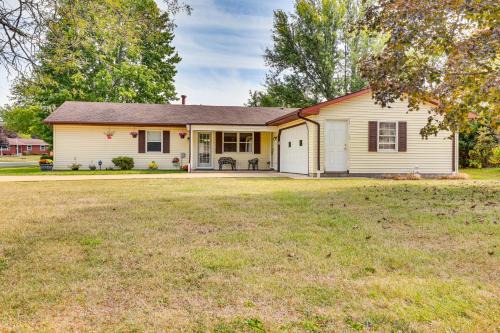 Niles Maison | Peaceful Home Near Youngstown Fenced Backyard!
