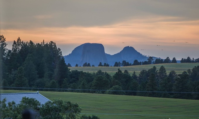 Devils Tower Maison | Peaceful home with breath-taking views of Devils Tower & room to roam