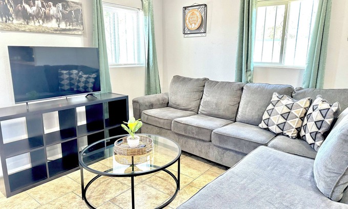 South Valley Maison | Peaceful House! Huge gated parking space. Relaxing Home!!