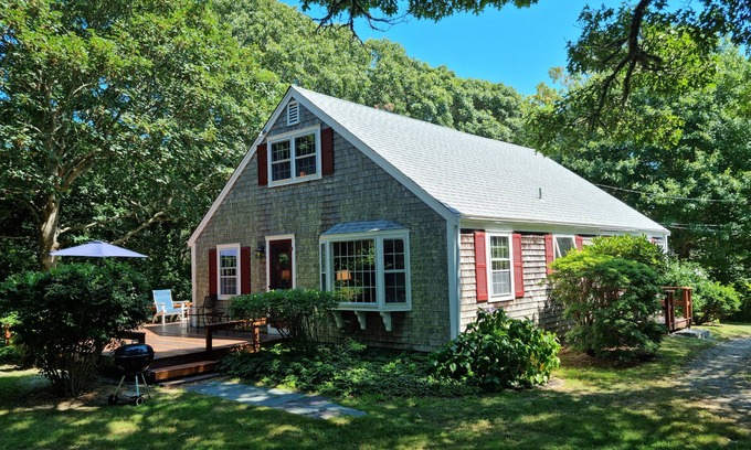 Menemsha Maison | Peaceful House on Menemsha Hill - 2 min from beach!