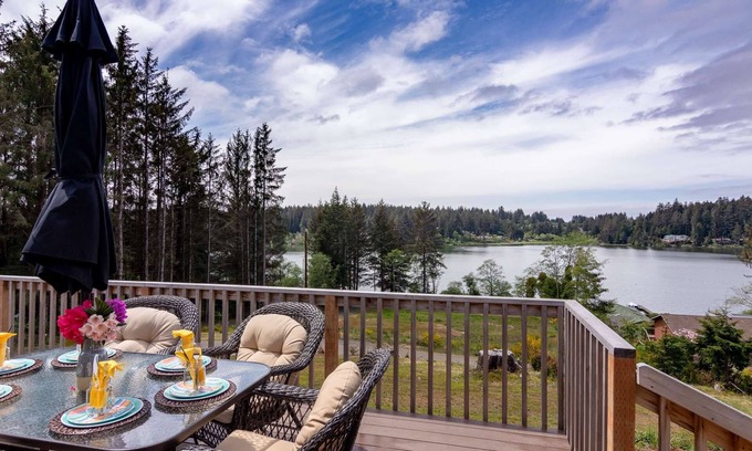 Florence Maison | Retraite lac paisible w / vue sur le lac! 2 minutes à pied du lac Siltcoos, terrasse extérieure avec barbecue à gaz et Wifi