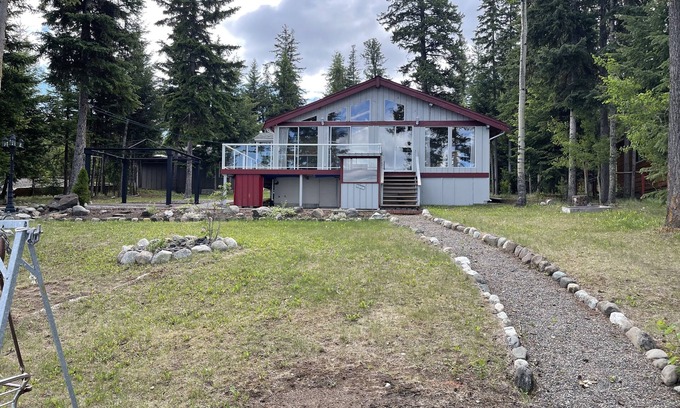 70 Mile House Cabine | Peaceful Lakefront Cabin on Green Lake w/ Bunkhouse