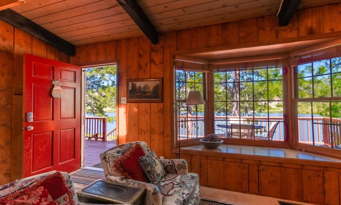 Westcreek Maison | Lakefront Mountain House avec un bel intérieur, Wifi, grande terrasse, pour toute la famille, animaux acceptés